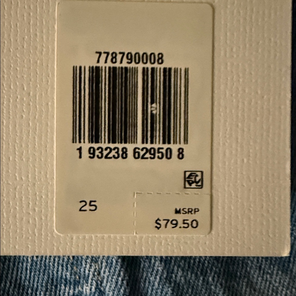 Levi’s Preium Ribcage shorts Super High Rise Slim Through Hip Size 25 NWT - Picture 2 of 3